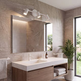 Spot triple blanco iluminando el espejo del baño con luz pareja
