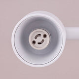Detalle del socket GU10 del cabezal blanco, listo para el dicroico