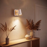 Spot blanco dirigible instalado en techo iluminando el ambiente