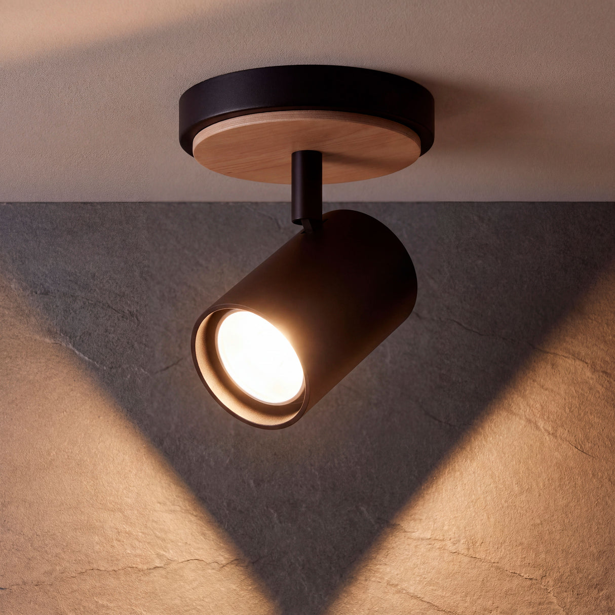 Spots de techo negros iluminando la cocina con luz dirigida