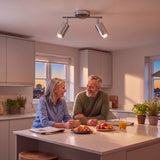 Spot doble de techo iluminando la cocina con luz cálida
