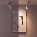 Spot de techo blanco con madera y cabezal orientado
