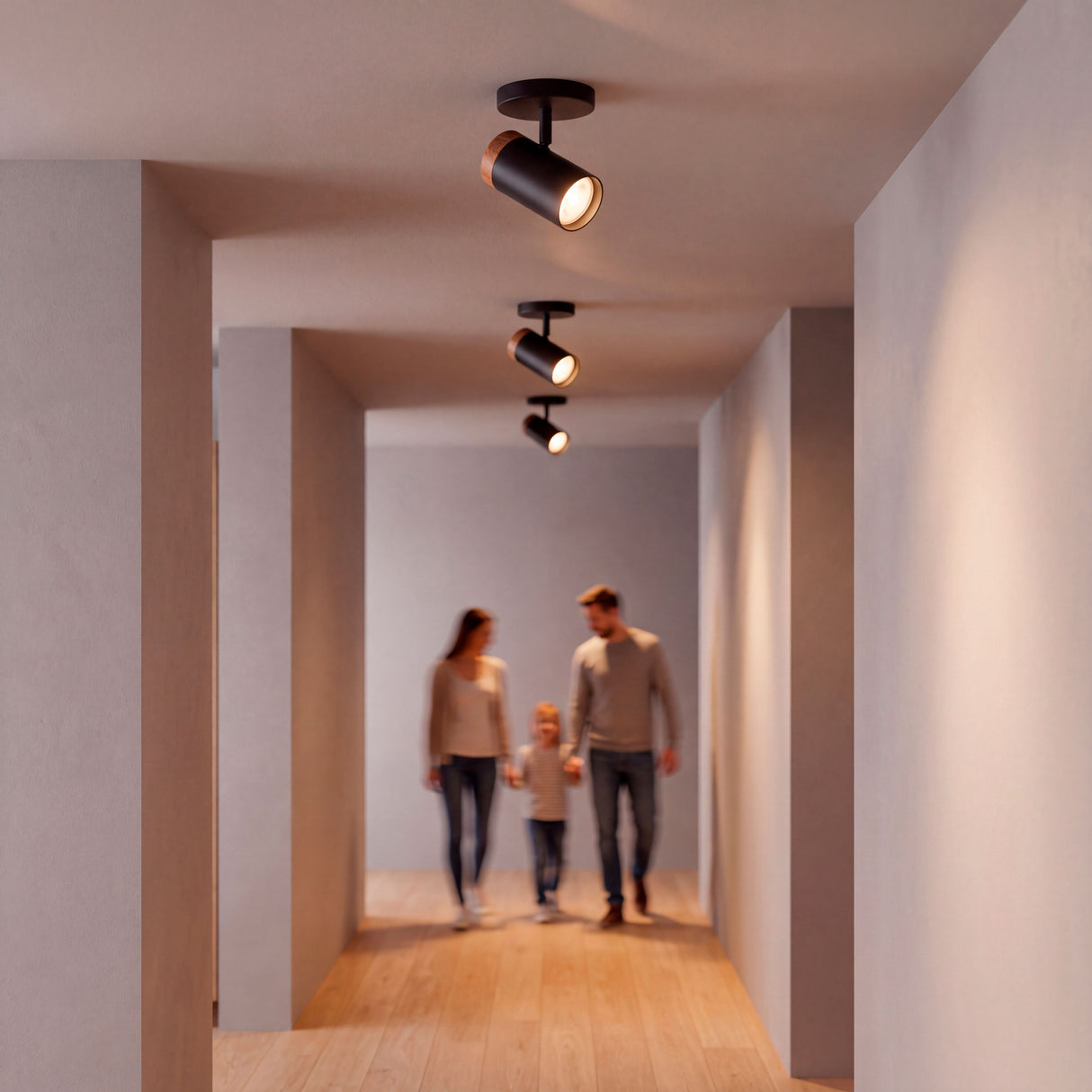 Spots de techo iluminando un pasillo con luz cálida dirigida