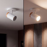 Spot de techo blanco iluminando ambiente con paneles de madera