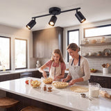 Spot triple de techo iluminando la cocina familiar con luz cálida