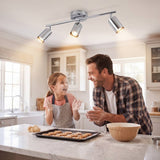 Spot triple de techo iluminando la cocina familiar con luz cálida