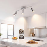 Spot triple de techo iluminando la cocina con tres haces dirigidos
