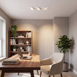 Spot dicroico empotrable de 3 luces iluminando escritorio de madera en home office