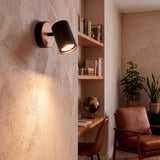 Spot negro con madera como aplique dirigible en la pared