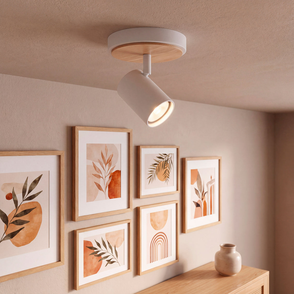 Spot dirigible iluminando cuadros en la pared como galería
