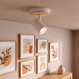 Spot dirigible iluminando cuadros en la pared como galería