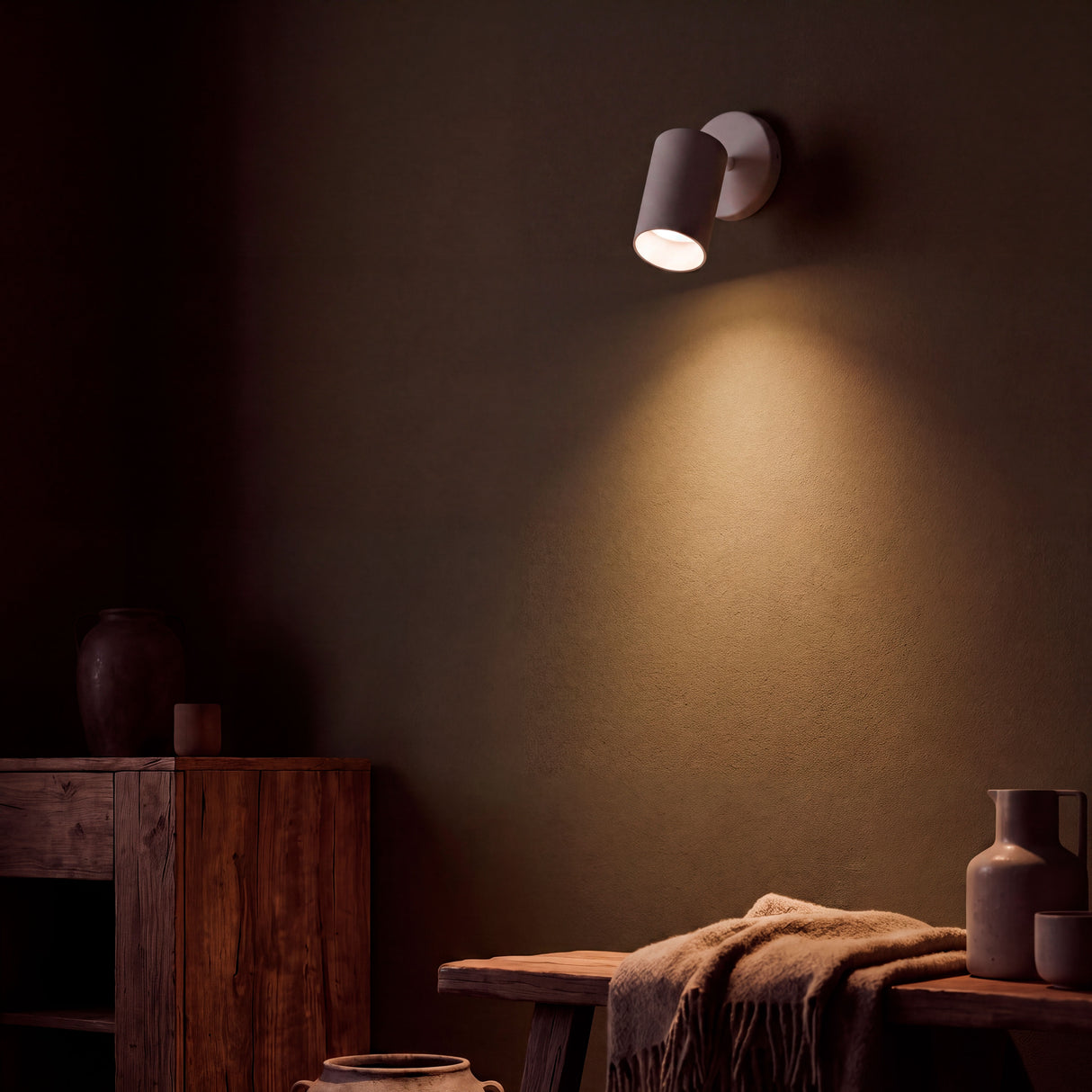 Spot blanco como aplique dirigible proyectando luz en pared oscura