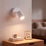 Spot dirigible blanco iluminando el dormitorio con luz cálida