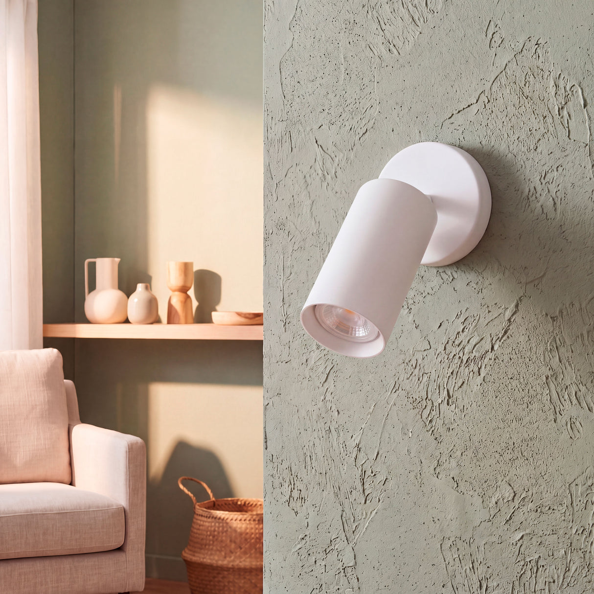 Spot dirigible iluminando repisas decorativas en pared verde