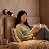 Spot dirigible iluminando la lectura junto a la cabecera de la cama