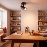 Spot dirigible iluminando la mesa del comedor con luz cálida
