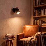 Spot dirigible iluminando un rincón de lectura con sillón de cuero