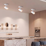 Spots dirigibles blancos iluminando ambiente con repisas decorativas