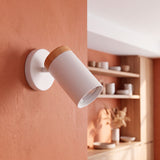 Spot dirigible blanco con madera como aplique en pared terracota