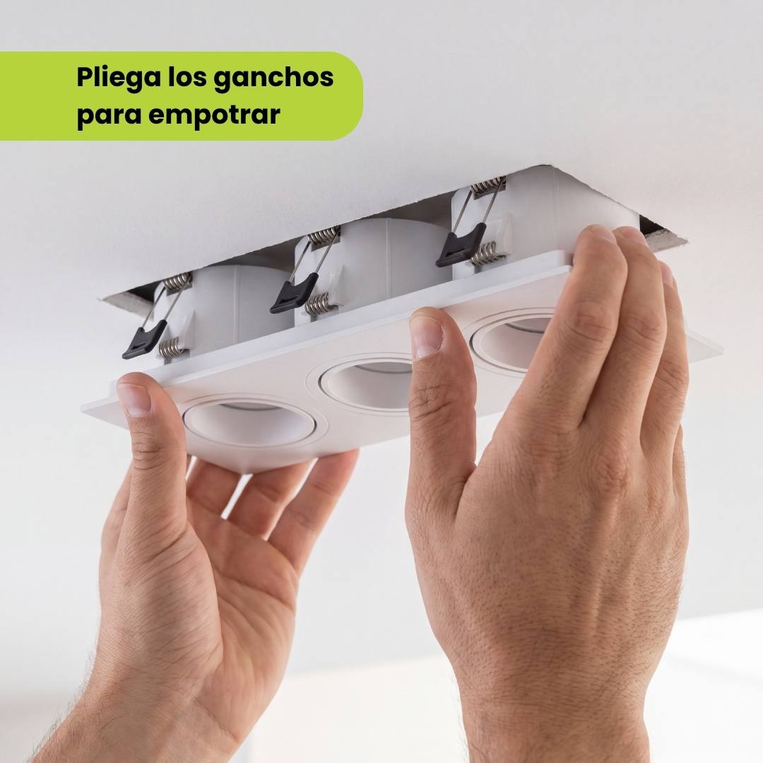 Instalación del spot empotrable LEA de 3 luces plegando los ganchos para drywall
