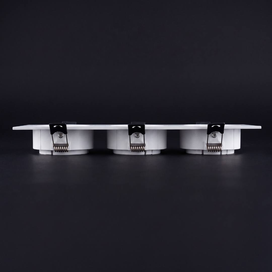 Perfil lateral del spot empotrable de 3 luces LEA de 3.3 cm de profundidad