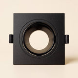 Vista frontal del spot empotrable cuadrado orientable LEA Black en negro mate