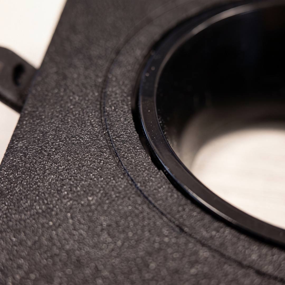 Detalle del acabado negro mate texturizado y aro negro brillante del spot LEA Black