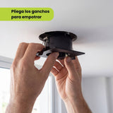 Instalación del spot empotrable LEA Black plegando los ganchos para empotrar en drywall
