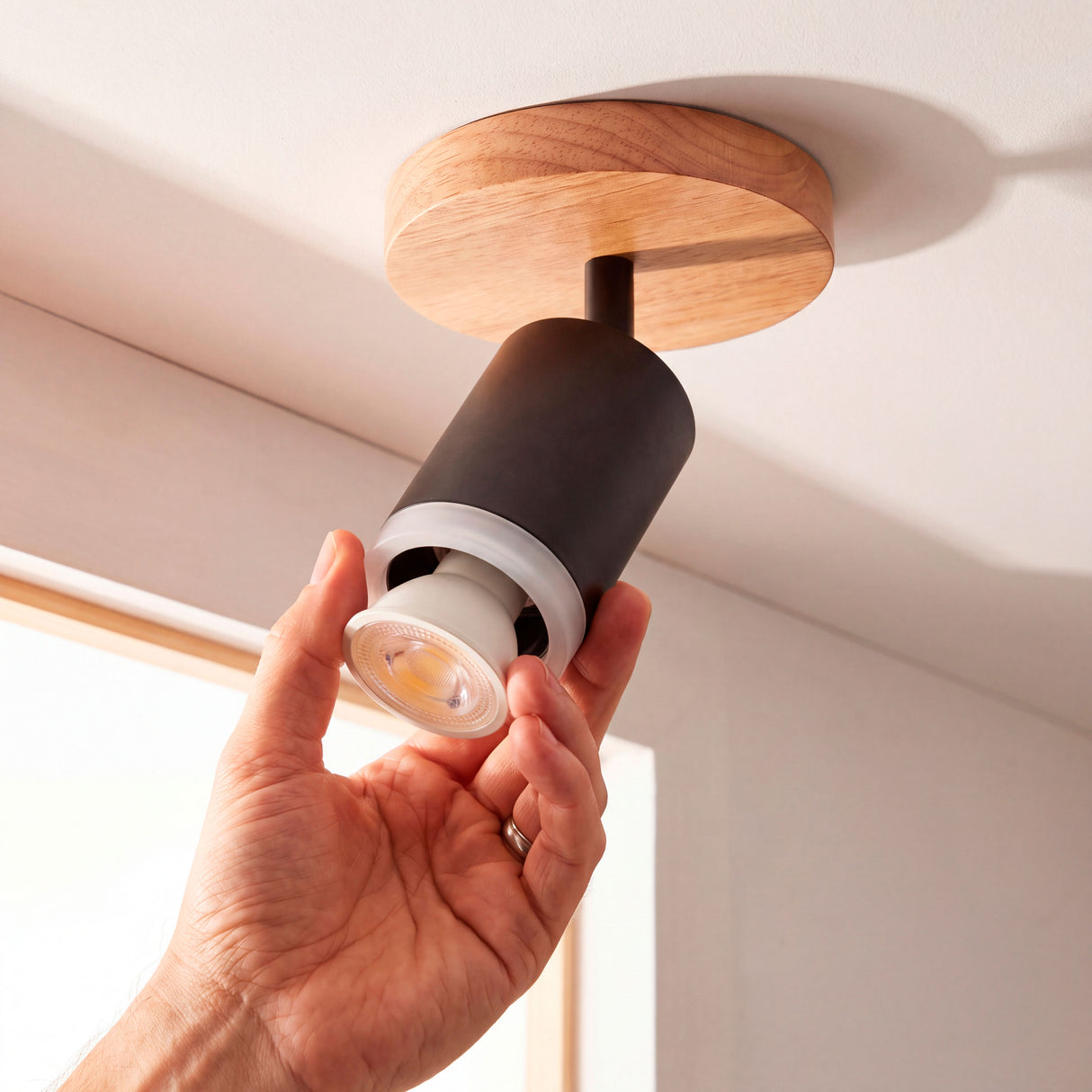 Instalación de dicroico en socket GU10 del spot Frida, dicroico no incluido
