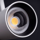 Detalle de la óptica LED COB con interior negro del spot para riel
