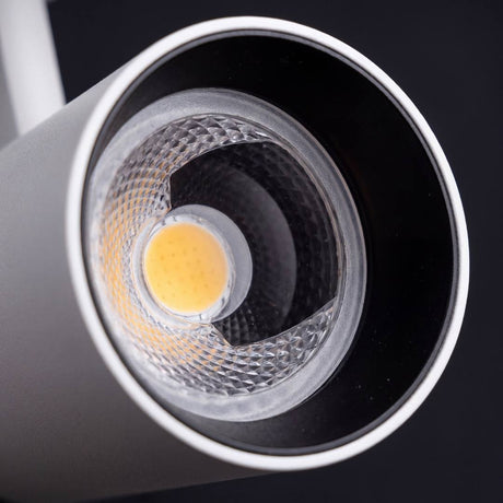 Detalle de la óptica LED COB con interior negro del spot para riel