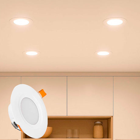 Set de spots LED empotrables de 12W instalados en techo de cocina blanca moderna.