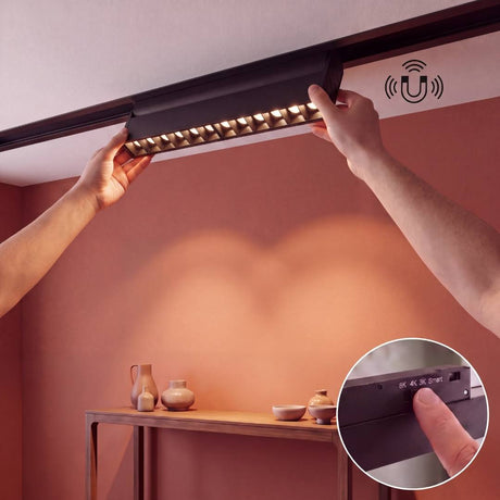 Mano articulando spot LED magnético de 12W encendido en riel magnético 48V