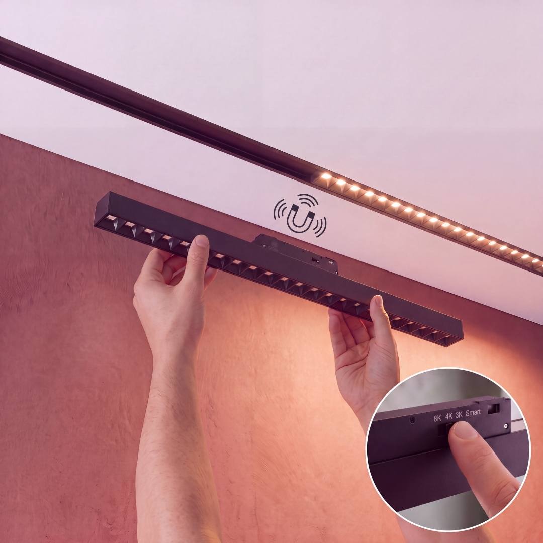 Manos insertando spot LED magnético grille al ras dentro de riel magnético empotrable