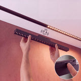 Manos insertando spot LED magnético grille al ras dentro de riel magnético empotrable