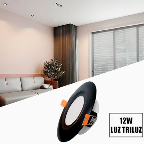 Panel LED circular negro mate de 12W instalado en techo blanco para contraste técnico.