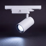 Spot LED para riel 220V ROXY White encendido en luz fría 6000K sobre fondo oscuro