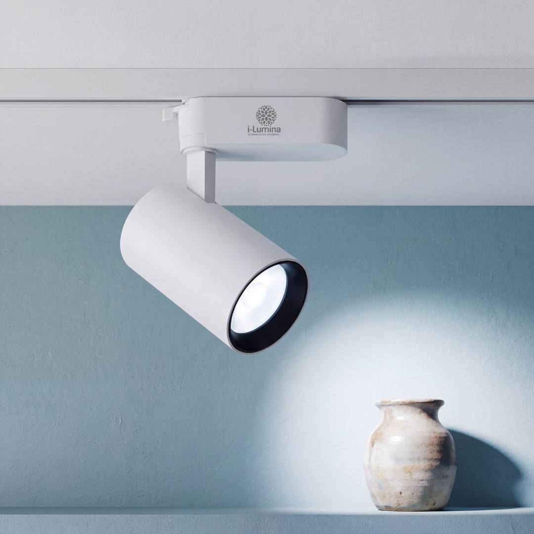 Spot LED para riel ROXY White encendido iluminando un jarrón en muro turquesa