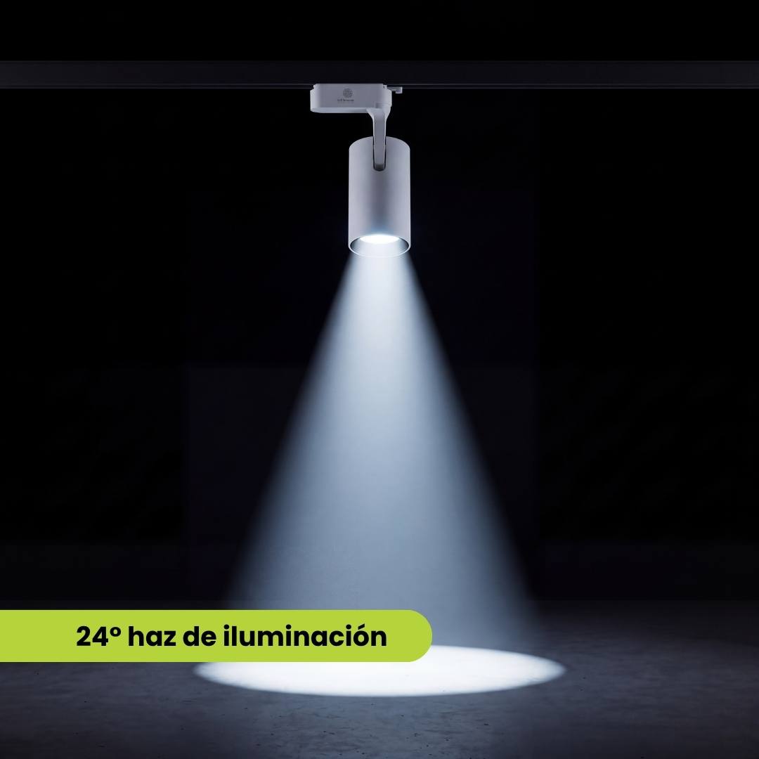 Spot LED de riel proyectando un haz de luz focalizado de 24 grados