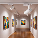 Spots LED de riel con CRI 90 iluminando cuadros coloridos en una galería