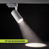 Spot LED LEXI proyectando un haz de luz focalizado de 24 grados