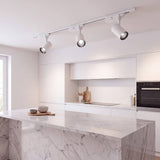 Spots LED para riel ROXY White con luz fría sobre la isla de una cocina moderna