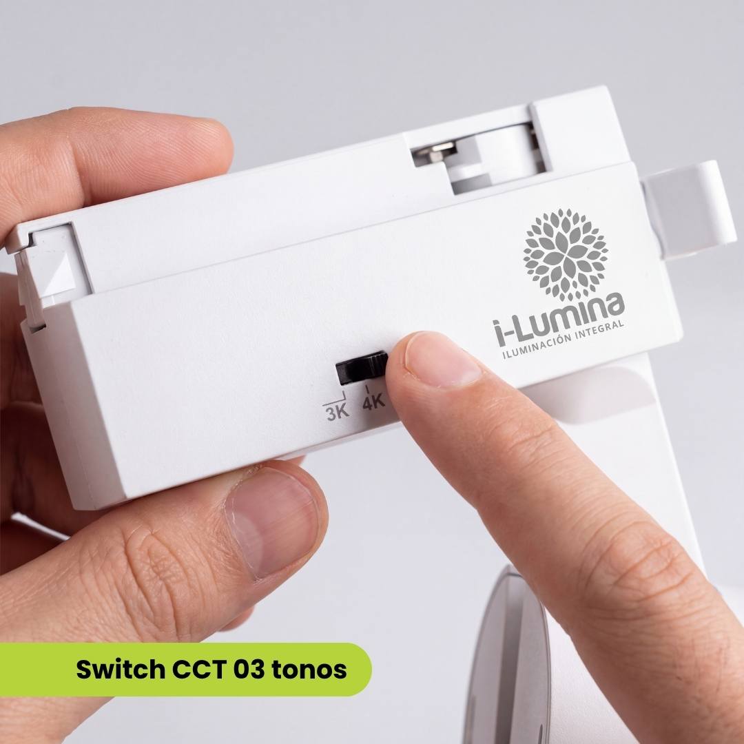 Dedo deslizando el switch CCT de 3 tonos del spot LED para riel
