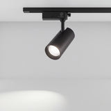 Spot LED TRIXY Black encendido instalado en riel negro 220V