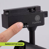 Dedo deslizando el switch CCT de 3 tonos del spot LED negro para riel