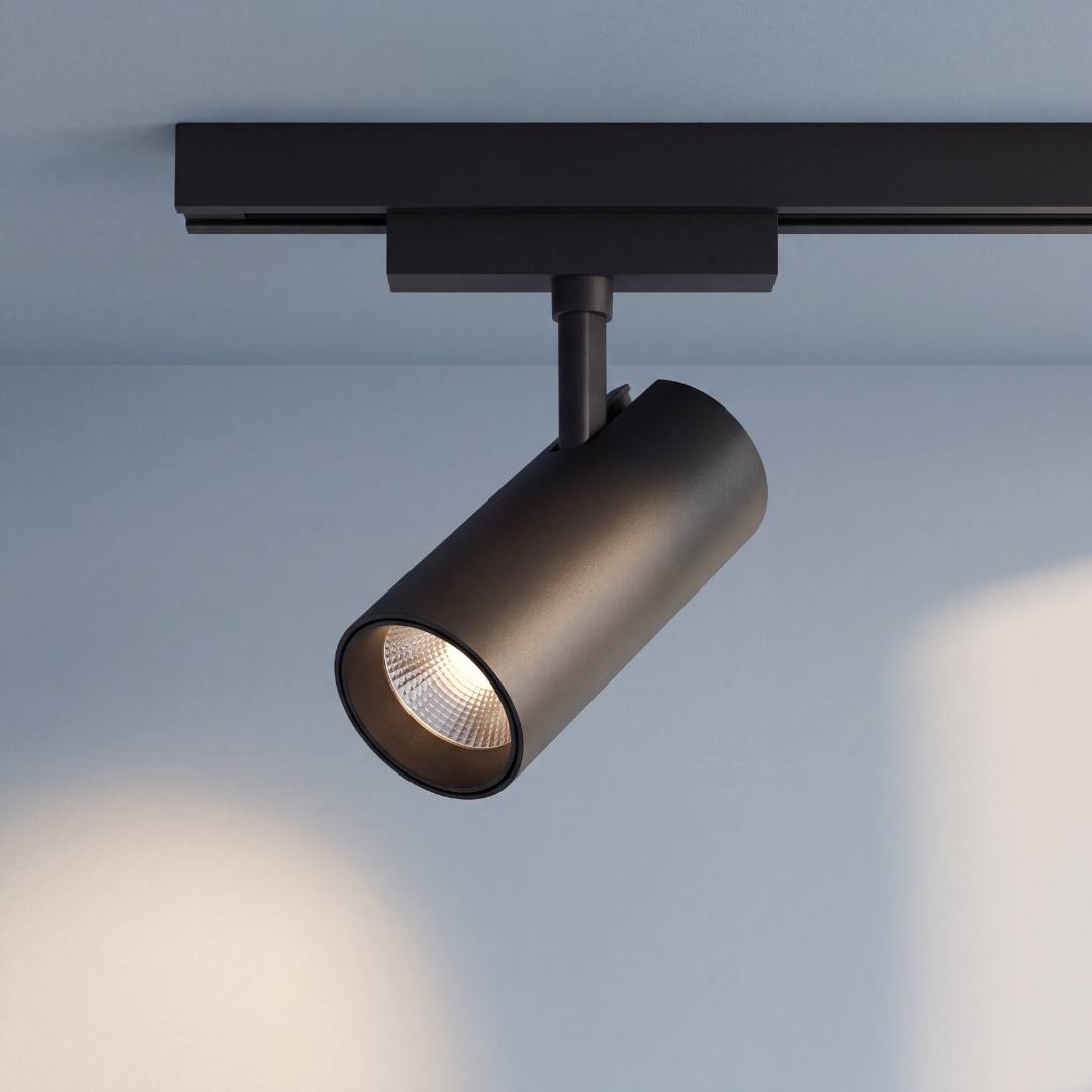 Spot LED negro de riel con cabezal girable proyectando luz en el techo