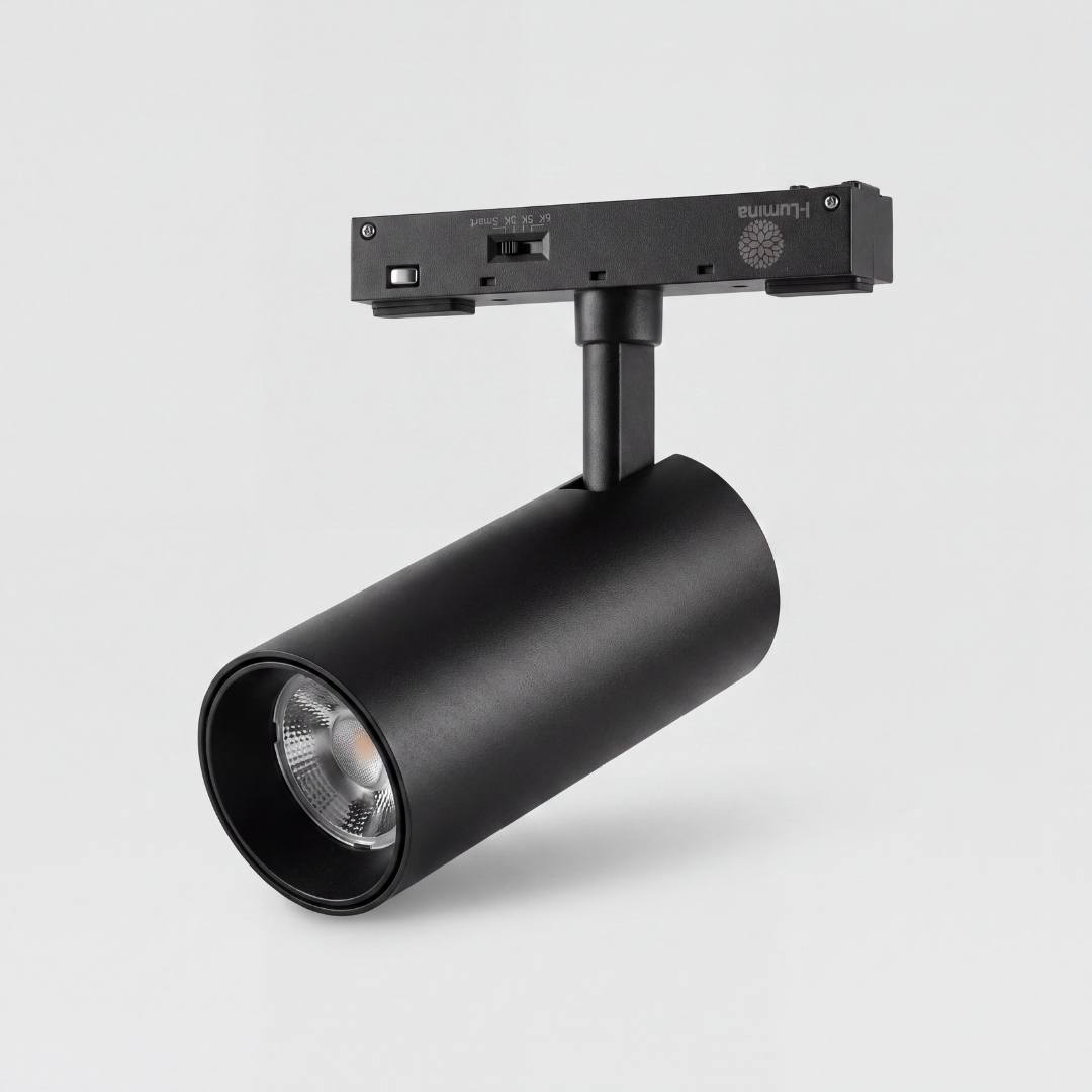 Spot LED negro montado en adaptador de riel sobre fondo claro