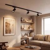 Spots LED de riel iluminando la sala con luz de acento dirigida