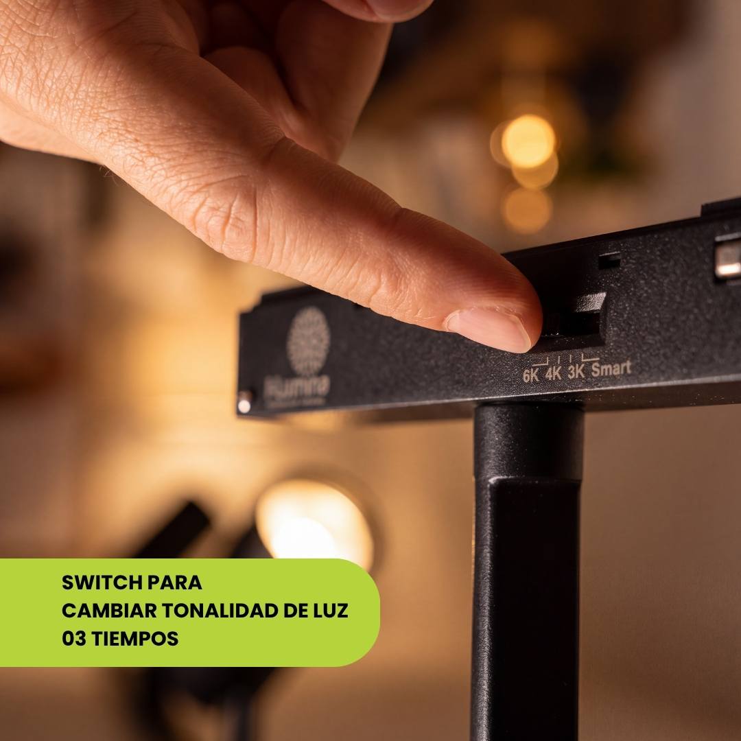 Mano ajustando el switch CCT de tres tonalidades del spot de riel