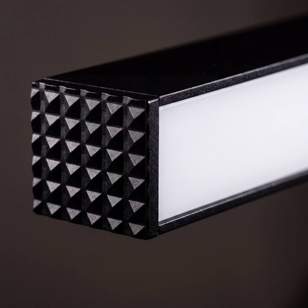 Detalle de la tapa texturizada y difusor opal del spot lineal negro mate